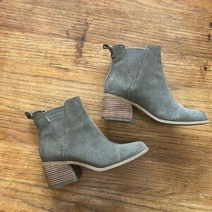 Toms Esme Suede Gray Chelsea Boot Size 7